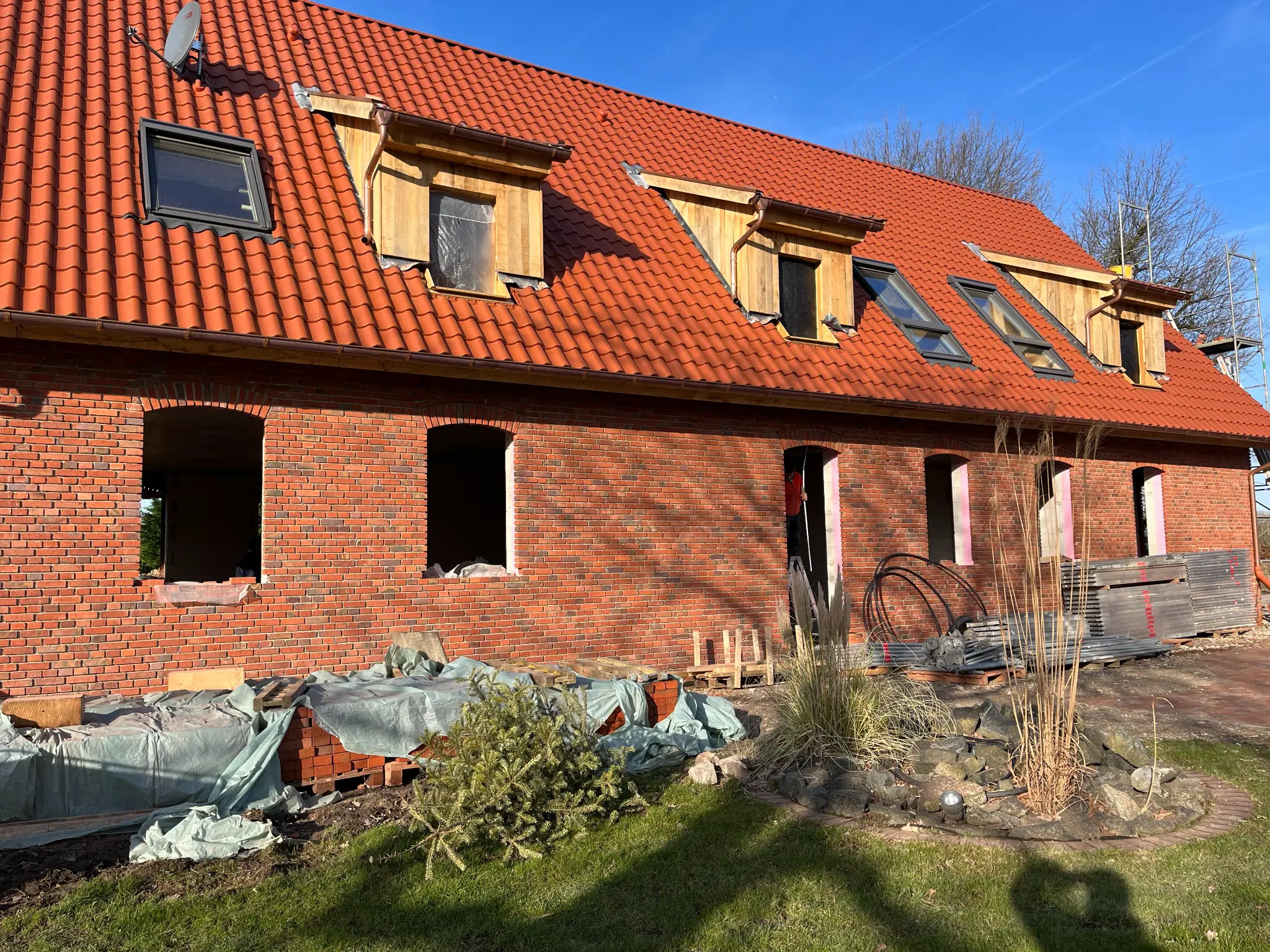 Vorher: Klinkerneubau in Ennigerloh mit noch offenen Bogenfenstern