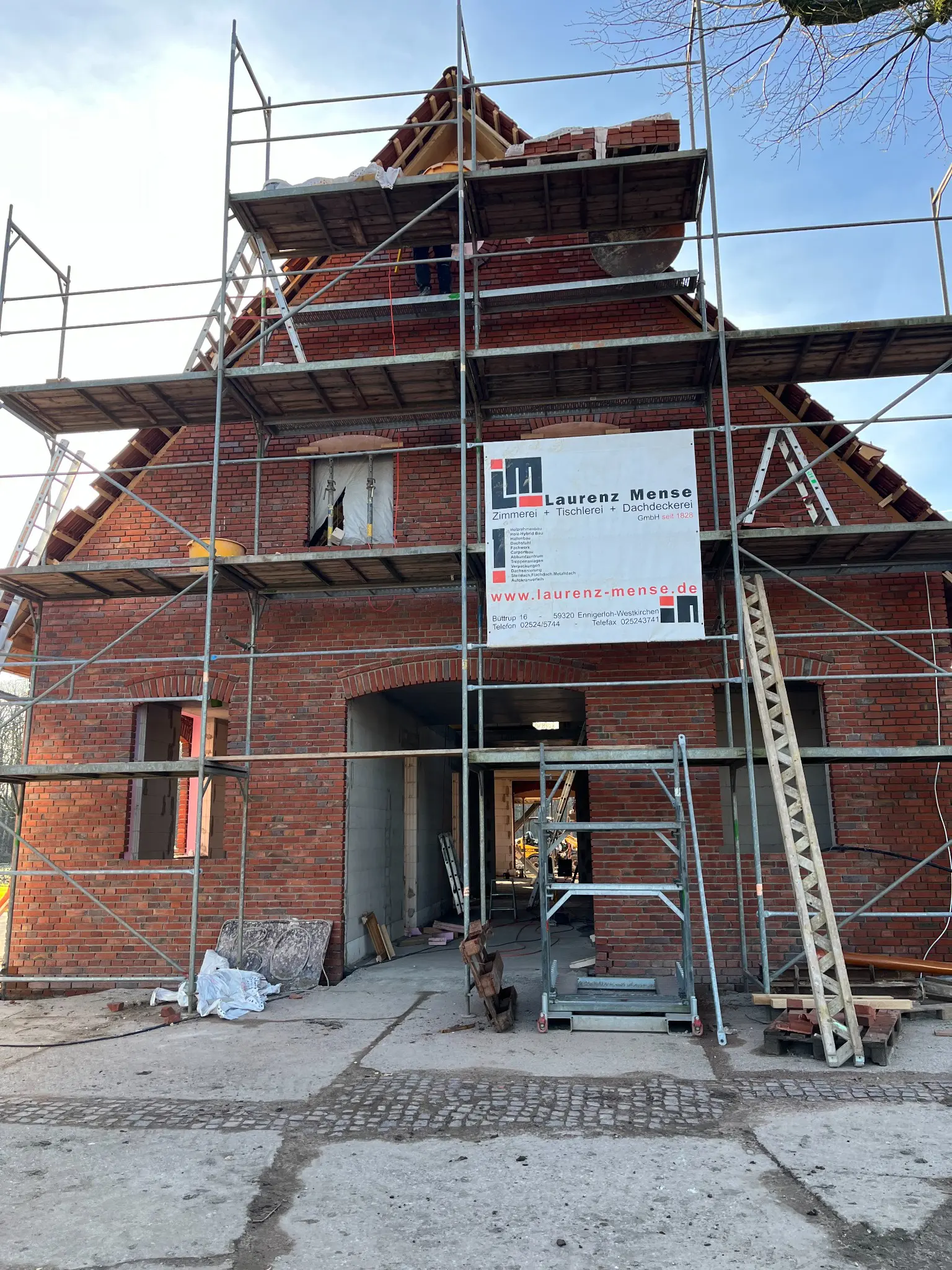 Klinkerneubau in Ennigerloh während der Bauphase vor dem Einbau der Holzfenster