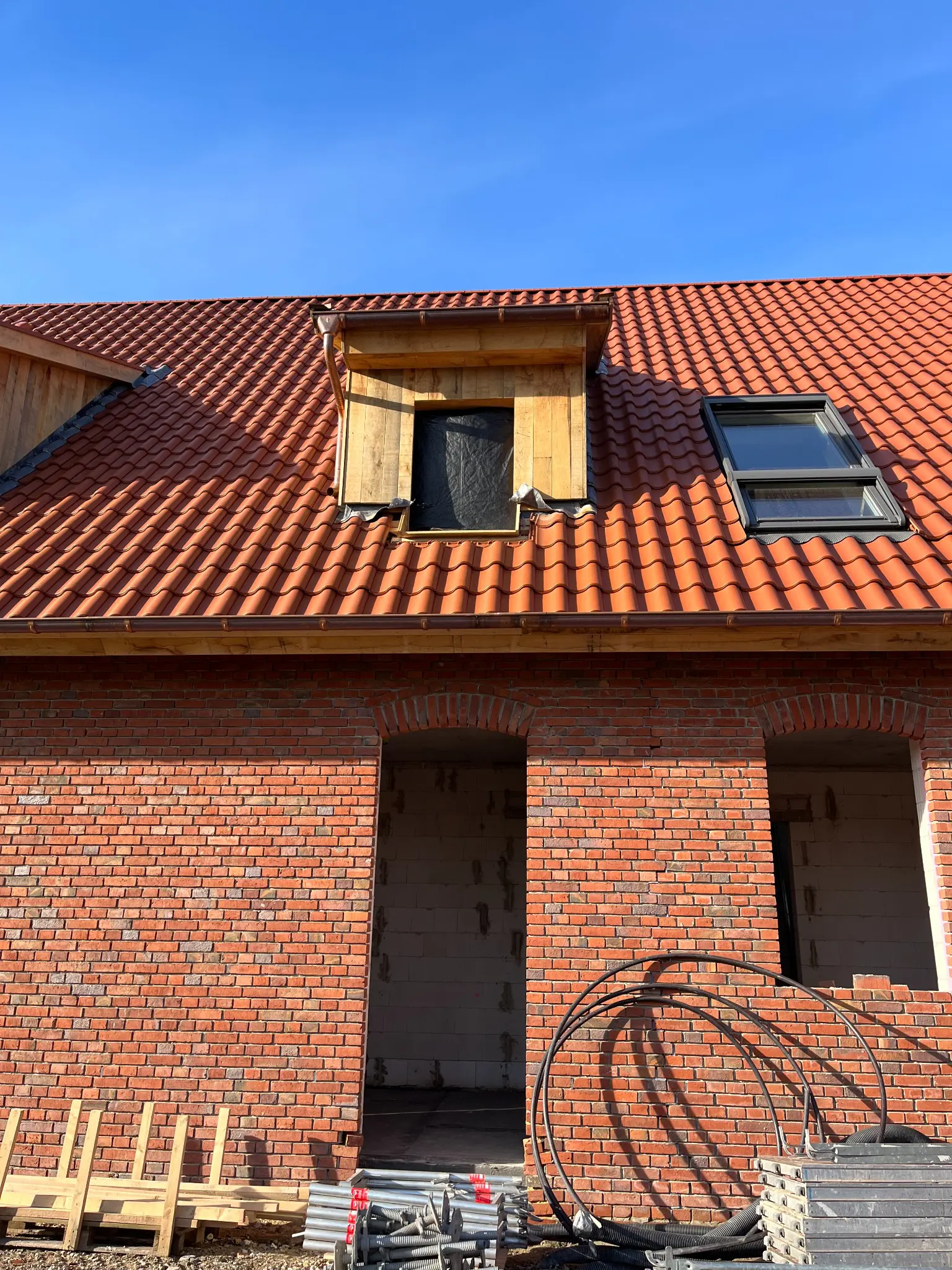 Bogenöffnungen im Klinkerneubau in Ennigerloh vor dem Fenstereinbau