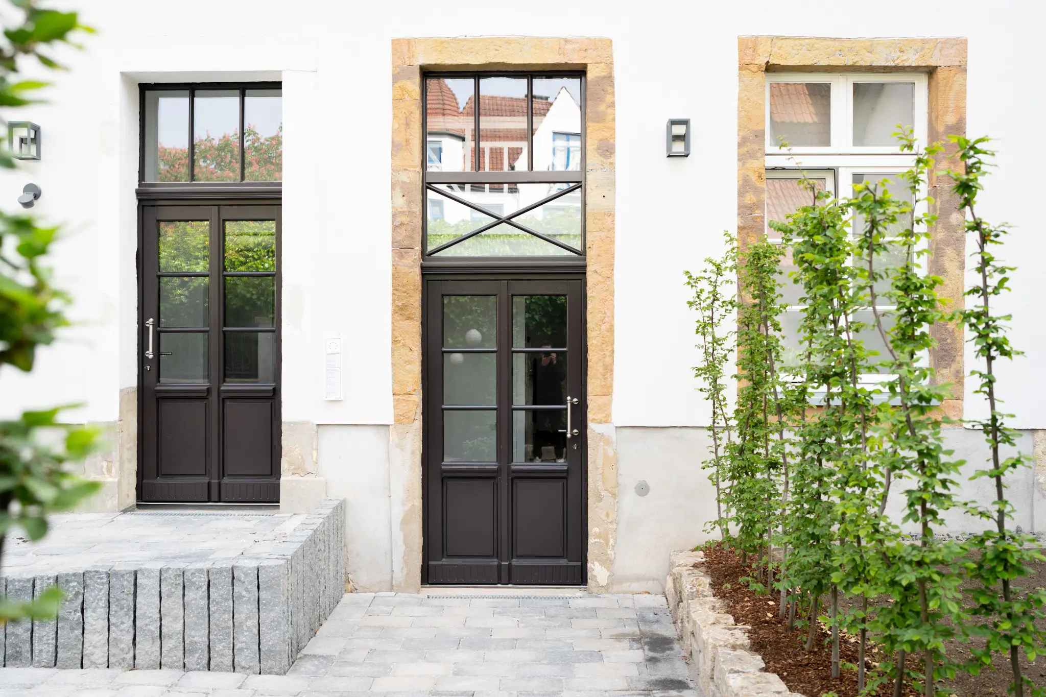 Weiße denkmalgerechte Holzfenster in historischen Sandsteineinfassungen in Bad Iburg
