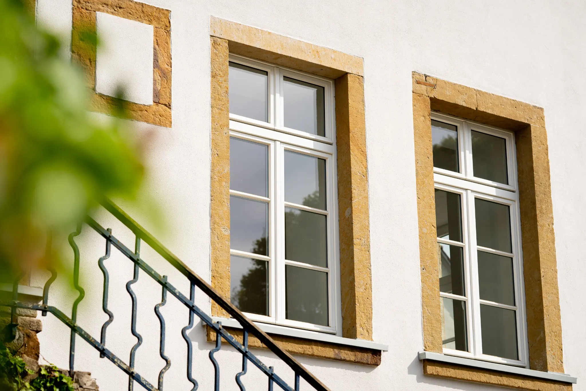 Detailansicht denkmalgerechter Holzfenster in Sandsteineinfassungen in Bad Iburg