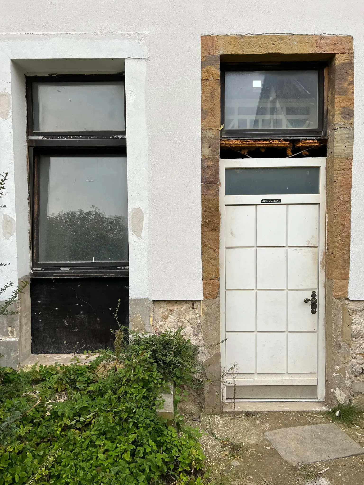 Vorher: Sanierungsbedürftige Tür- und Fensteröffnungen am historischen Stadthaus