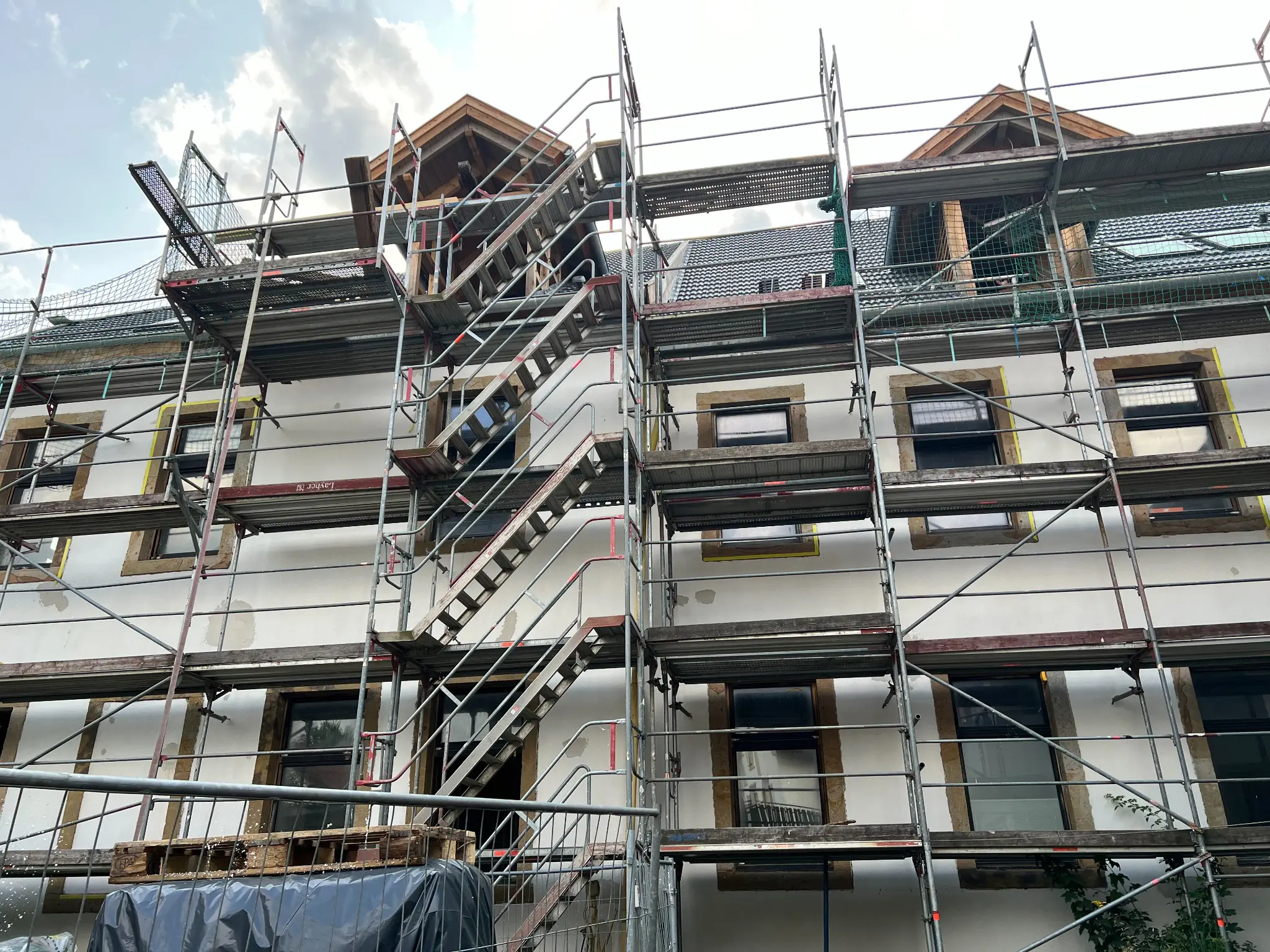 Fassade des Stadthauses während der denkmalgerechten Sanierung