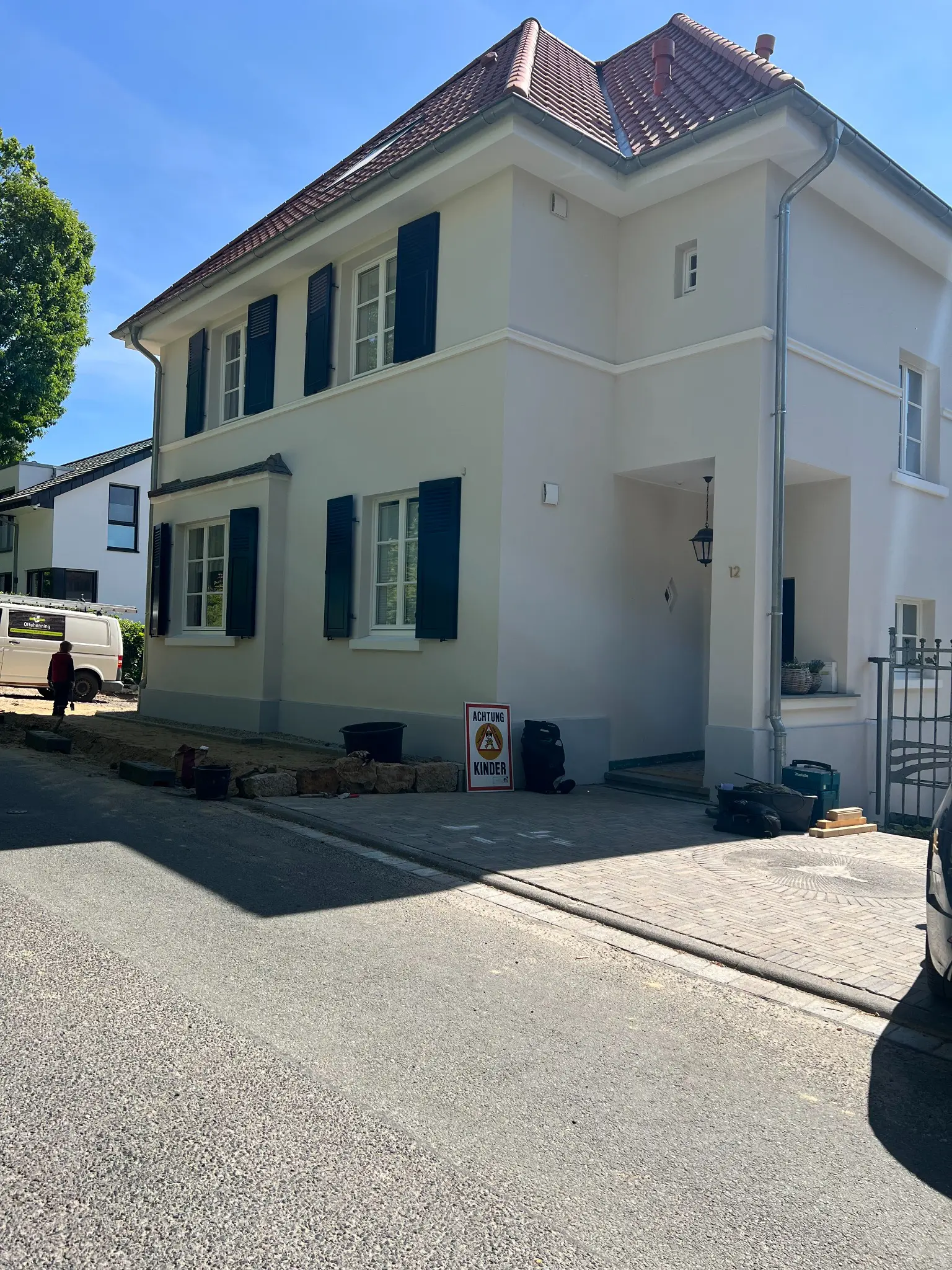 Nachher: sanierte Stadtvilla in Tecklenburg mit neuen weißen Holzfenstern und dunklen Fensterläden