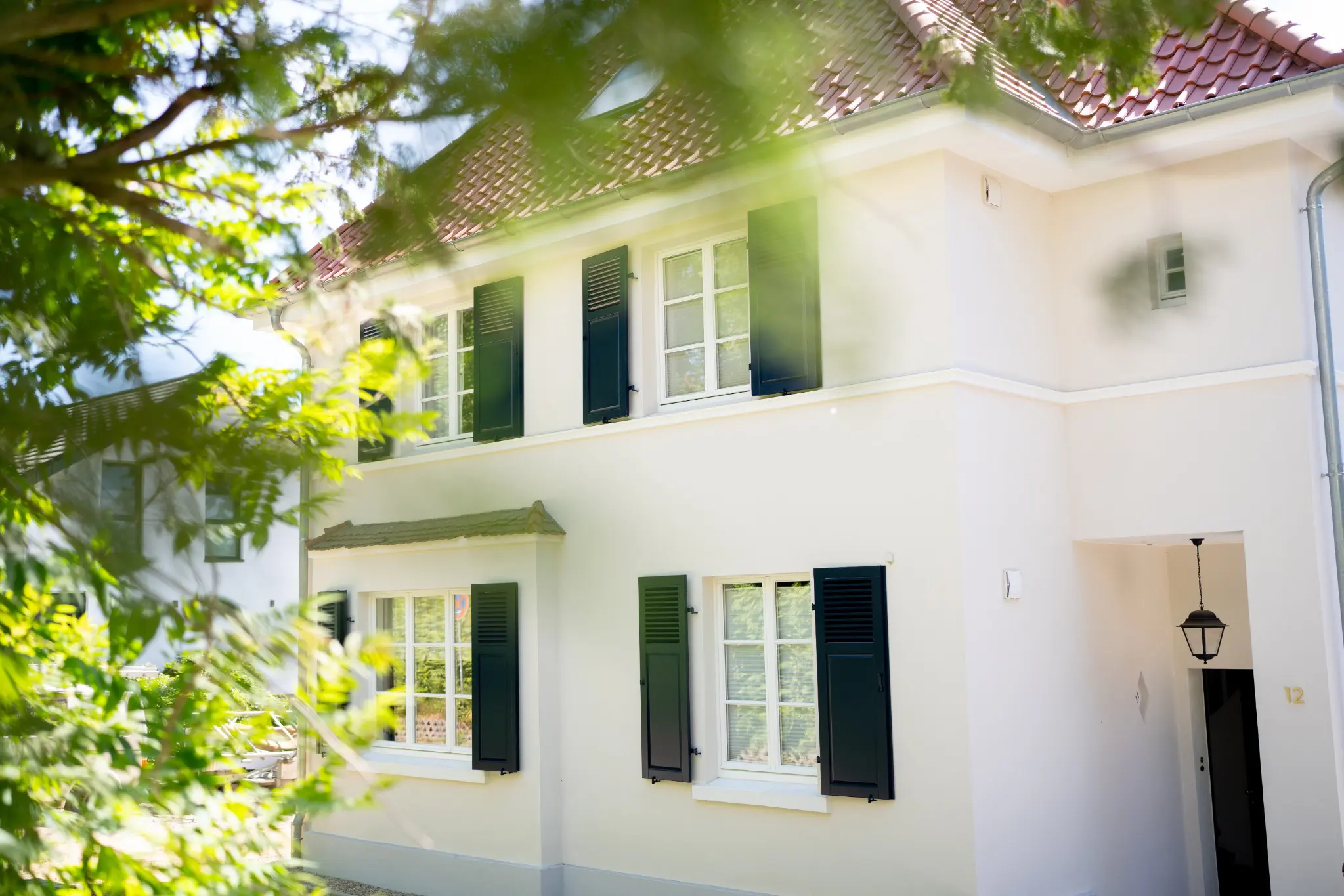 Neue weiße Holzfenster an einer historischen Stadtvilla in Tecklenburg