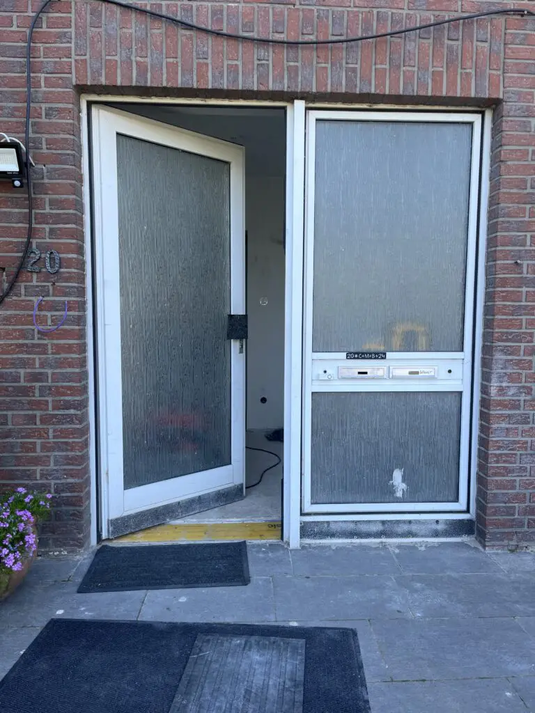 Ursprünglicher weißer Hauseingang vor der Erneuerung in Bad Laer