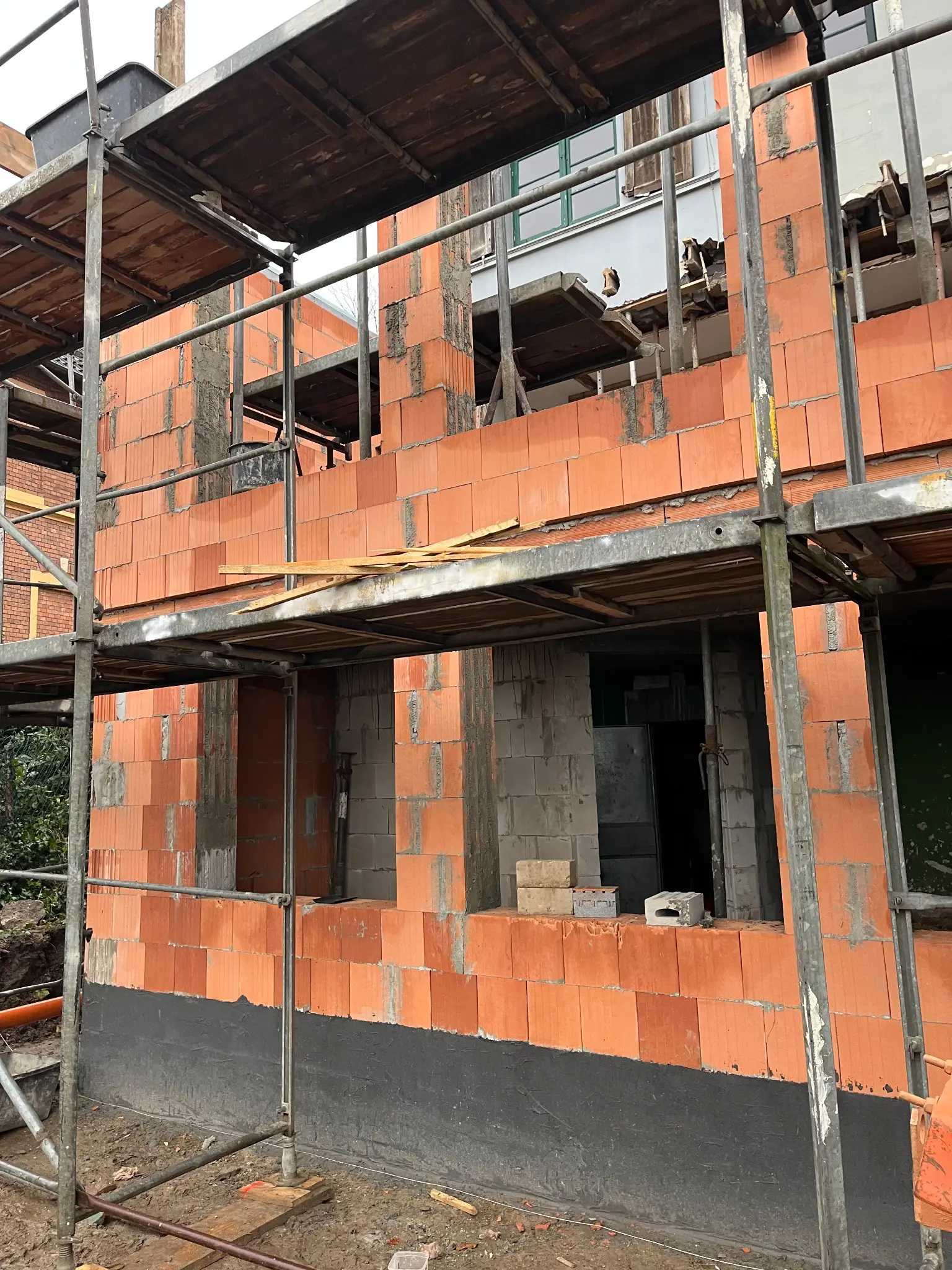 Geöffnete Fassade während der Sanierung der Stadtvilla in Tecklenburg