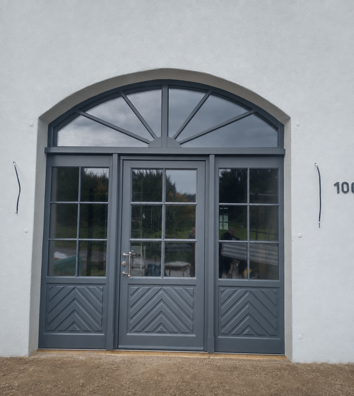 Nachher: Rundbogen-Haustür mit Fischgrätfüllungen in Osnabrück-Voxtrup