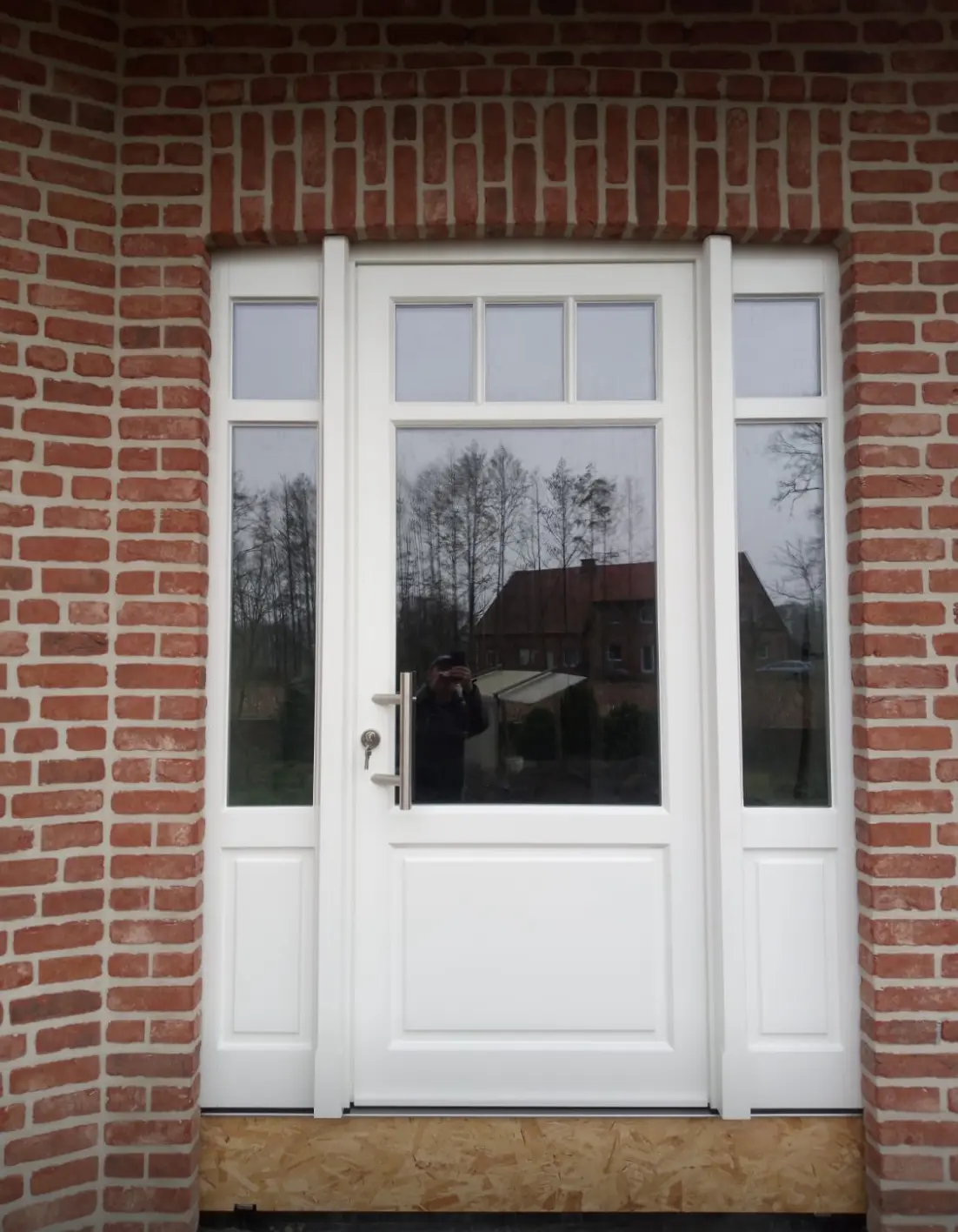 Nachher: neue Holzhaustür am Einfamilienhaus in Bielefeld